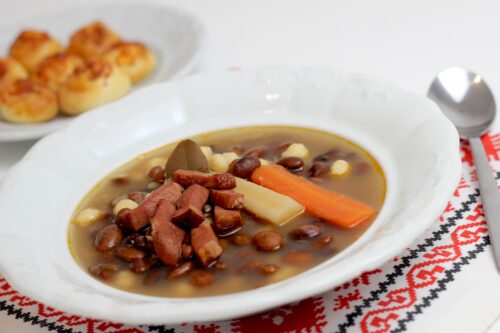 Gęsta zupa fasolowa z boczkiem i zacierkami